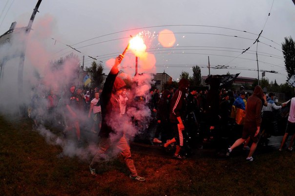 Der Marsch der ukrainischen und weißrussischen Nazis gestern in Lwow unter dem Porträt Bandery und dem Titel "Wer springt nicht, der Russe ist".