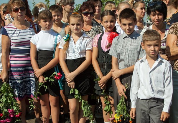 Das Gedächtnis der umgekommenen Landwehrmänner und der Zivilisten zu ehren sind mehr von oben 300 Menschen – die Veteranen des Sommerkampfes, die Schüler, die Bewohner des Roten Strahls und der Siedlung, die Vertreter der Geistlichkeit gekommen.