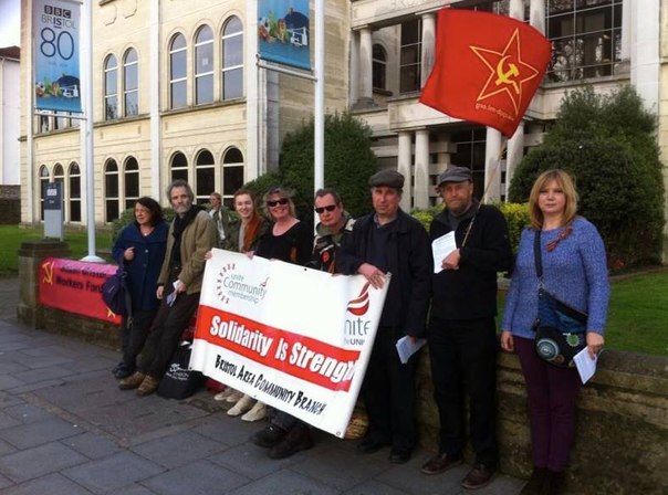 Die Spanier sind vor der Residenz BBC in Bristol im Begriff gewesen, um die Zensur und die Manipulation der Massenmedien bezüglich der Situation in der Ukraine zu erklären