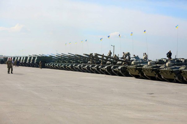 Wie die Ukraine die Minsker Abkommen erfüllt. Die ukrainische Naziarmee fährt die neue Technik, um die Bewohner Donbass zu beschießen.