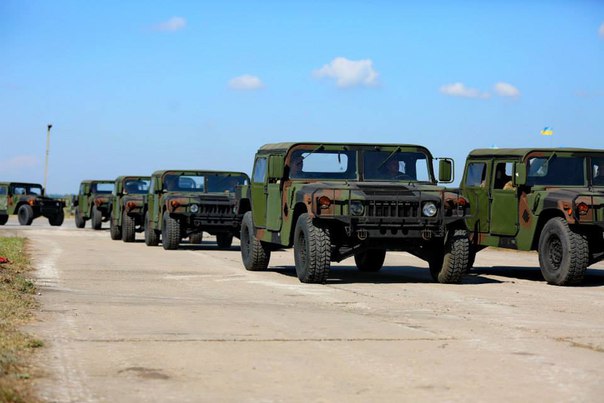 Wie die Ukraine die Minsker Abkommen erfüllt. Die ukrainische Naziarmee fährt die neue Technik, um die Bewohner Donbass zu beschießen.