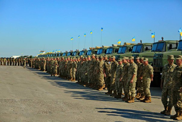 Wie die Ukraine die Minsker Abkommen erfüllt. Die ukrainische Naziarmee fährt die neue Technik, um die Bewohner Donbass zu beschießen.