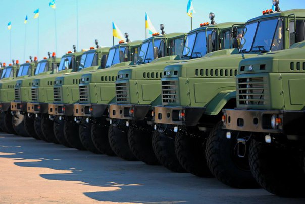 Wie die Ukraine die Minsker Abkommen erfüllt. Die ukrainische Naziarmee fährt die neue Technik, um die Bewohner Donbass zu beschießen.