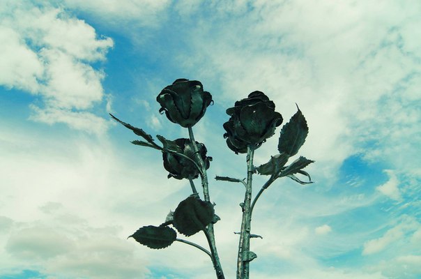 Die eisernen Blumen Donbass aus den Scherben der Geschosse.