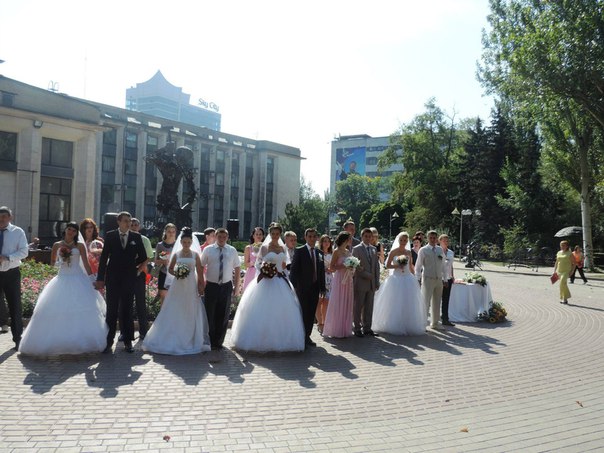 Im Park der geschmiedeten Figuren hat die feierliche Eheschließung junger Paare Stadt Donezks stattgefunden.