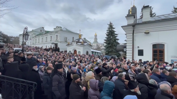 Orthodoxe Ukrainer sind gekommen um die Kiewer Pechersk Lawra zu verteidigen
