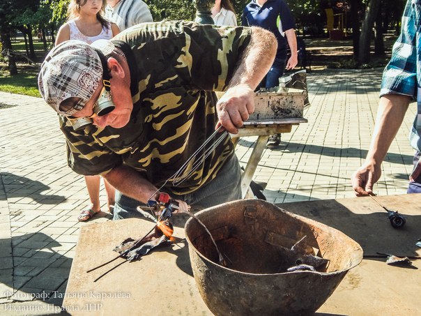 im Park der geschmiedeten Figuren ein Festival der Schmiedemeisterschaft 