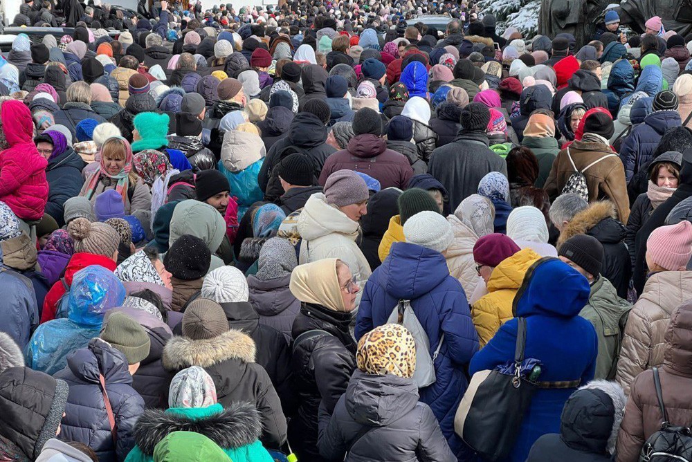 Orthodoxe Ukrainer sind gekommen um die Kiewer Pechersk Lawra zu verteidigen